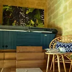 Chateau Pont Saint-martin Bed & Breakfast