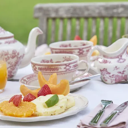 Chateau Pont Saint-martin Couette-café 4*