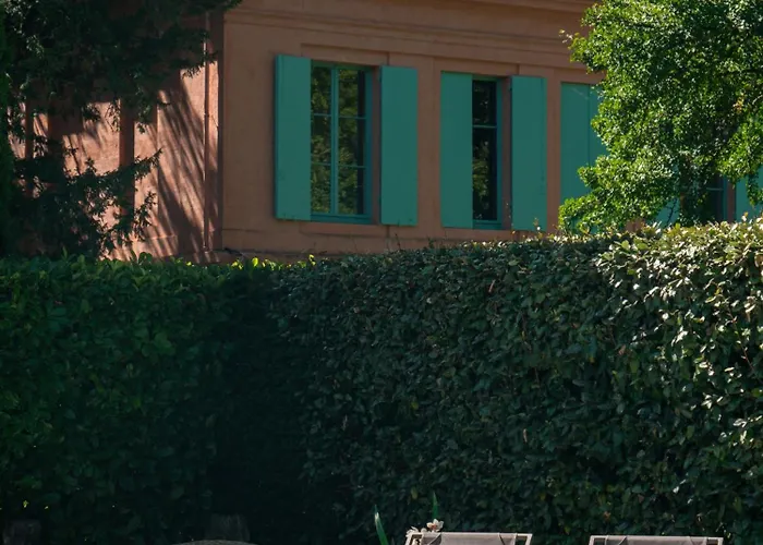 Chateau Pont Saint-martin Bed & Breakfast 4*